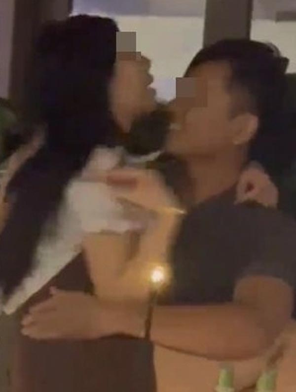 คู่รักในคาเฟ่