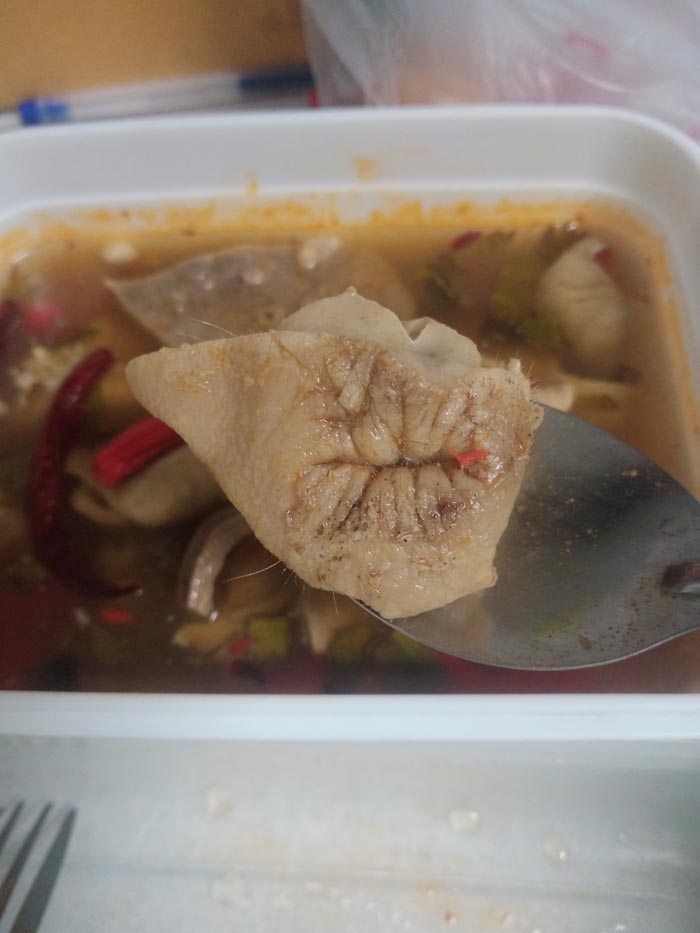 ชิ้นส่วนเนื้อหมูในต้มแซ่บ