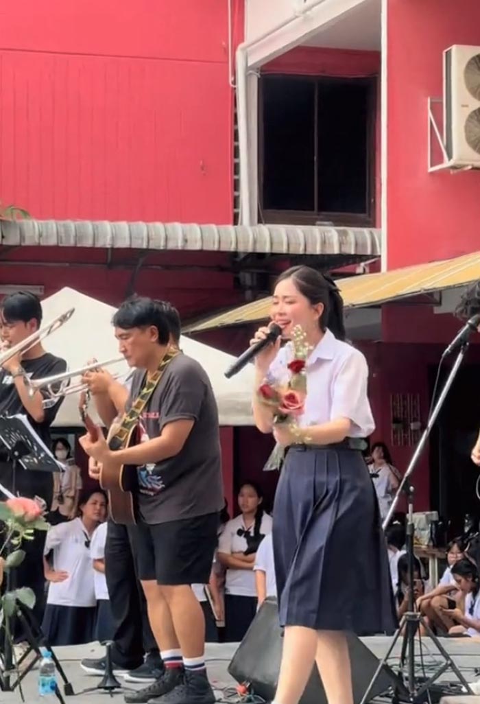 นักเรียนหญิงร้องเพลงในงานปัจฉิมนิเทศโรงเรียน