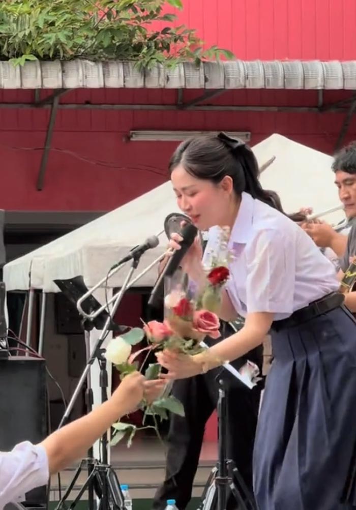 นักเรียนร้องเพลงในงานปัจฉิมนิเทศโรงเรียน