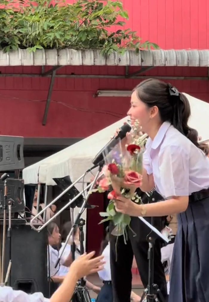 นักร้องหญิงในงานปัจฉิมนิเทศโรงเรียน