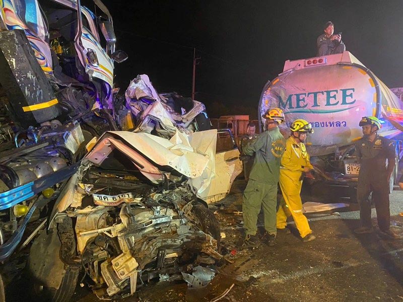 รถชน 8 ศพ