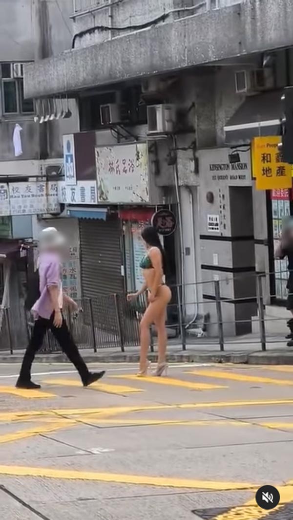 สาวสวมบิกินี่ยืนถ่ายภาพกลางถนน สาวสวมบิกินี่ยืนถ่ายภาพกลางถนน