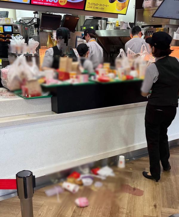 ทิ้งอาหารเต็มร้านเอาแต่ของเล่น ทิ้งอาหารเต็มร้านเอาแต่ของเล่น