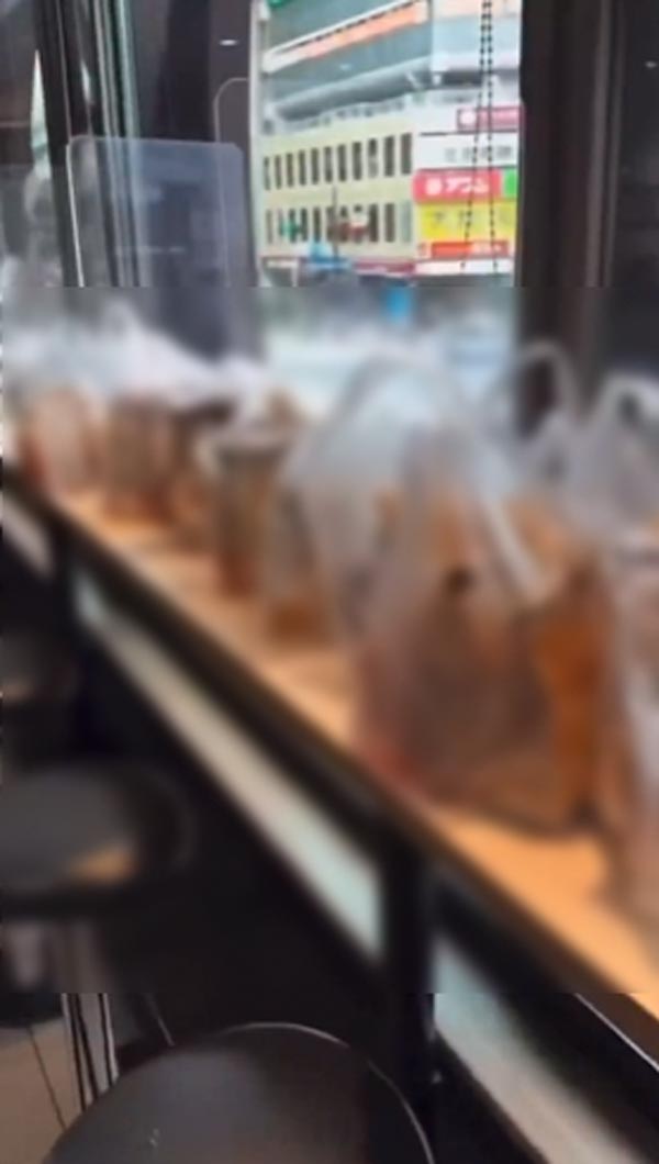 ทิ้งอาหารเต็มร้านเอาแต่ของเล่น ทิ้งอาหารเต็มร้านเอาแต่ของเล่น