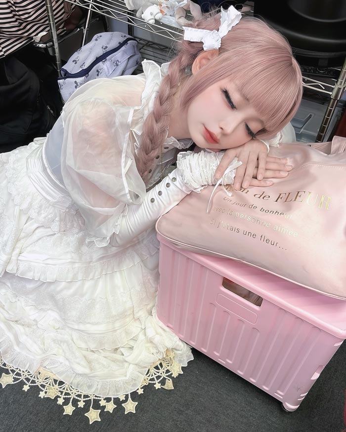 พ่อลูกแฝดนักร้องนำวงร็อก เข้าวงการแต่งหญิง