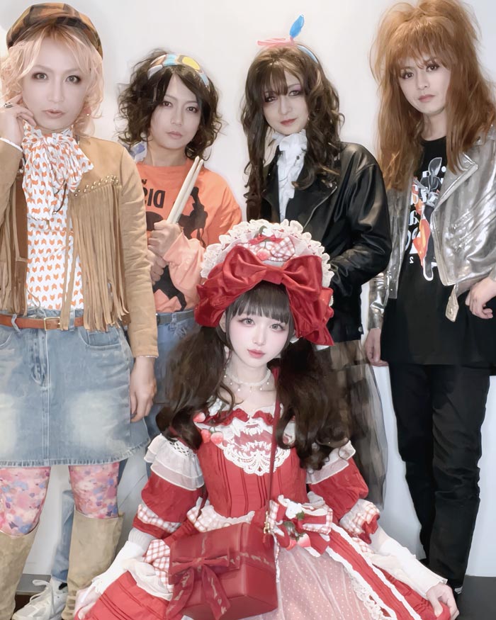 พ่อลูกแฝดนักร้องนำวงร็อก เข้าวงการแต่งหญิง