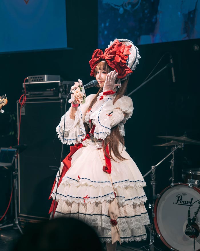 พ่อลูกแฝดนักร้องนำวงร็อก เข้าวงการแต่งหญิง