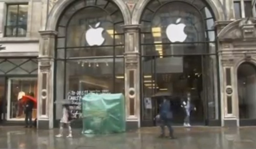 2 หนุ่มอังกฤษตั้งเต้นท์รอซื้อ iPhone 5S