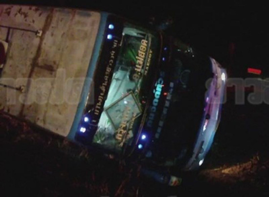 รถทัวร์พลิกคว่ำ