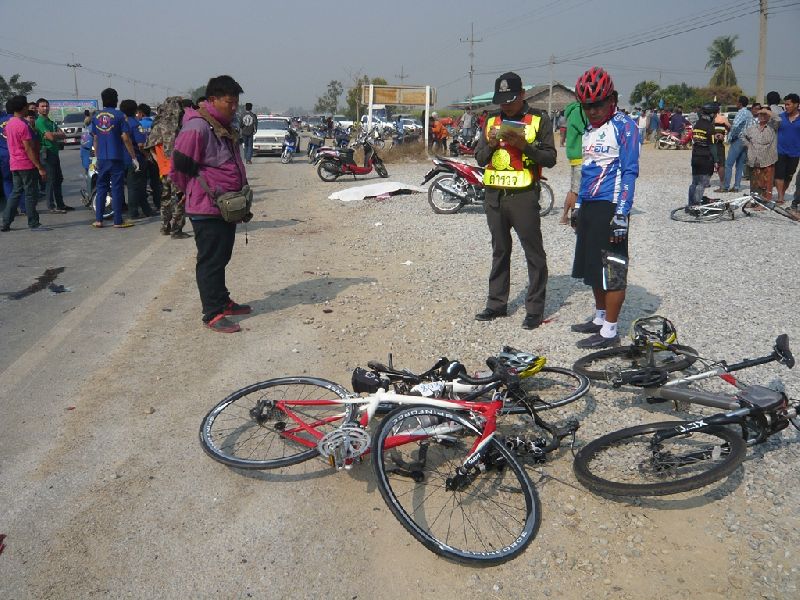 กระบะพุ่งชนจักรยานแข่งแรลลี่