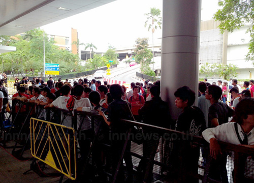แฟนบอลผีแดงแห่รับที่สนามบินดอน