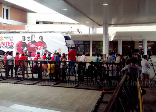 แฟนบอลผีแดงแห่รับที่สนามบินดอน