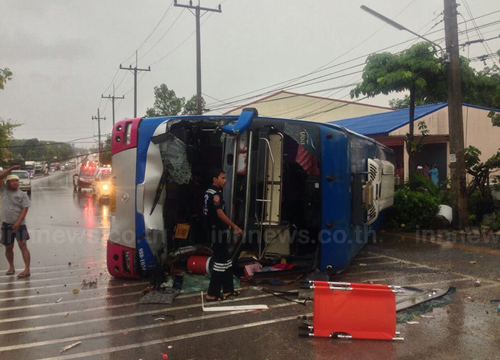 รถทัวร์โดยสารสายกรุงเทพฯ - สตูล เสียหลักแหกโค้งพลิกคว่ำ