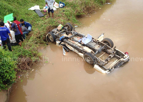 รถไฟพุ่งชนรถกระบะตกคลอง