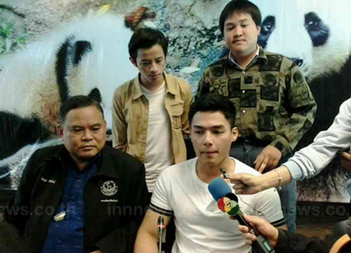 แก๊งพริกแกง วัยรุ่นกระโดดลงคอกแรด