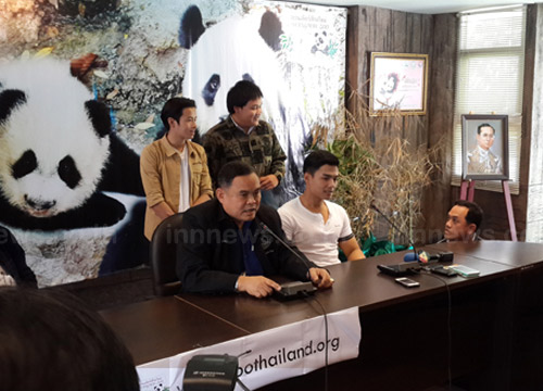 แก๊งพริกแกง วัยรุ่นกระโดดลงคอกแรด