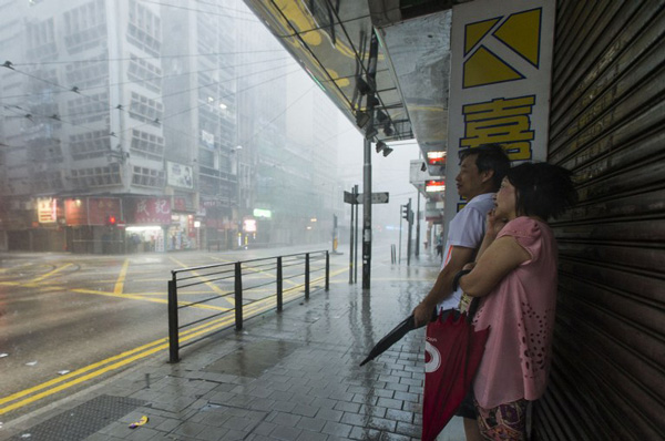 ไต้ฝุ่นคัลแมกี ถล่มเกาะฮ่องกง