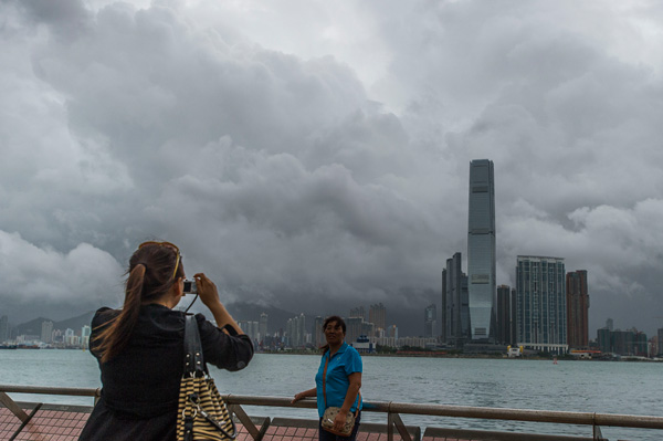 ไต้ฝุ่นคัลแมกี ถล่มเกาะฮ่องกง