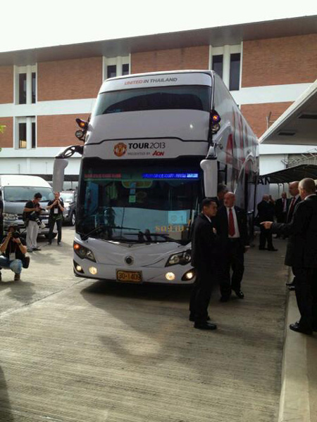 แฟนบอลผีแดงแห่รับที่สนามบินดอน
