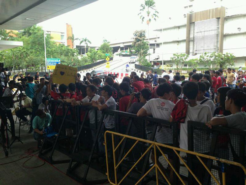 แฟนบอลผีแดงแห่รับที่สนามบินดอน