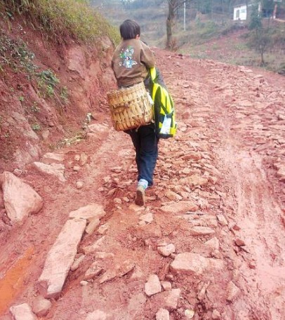 คุณพ่ออุ้มลูกพิการขี่คอไปโรงเรียน