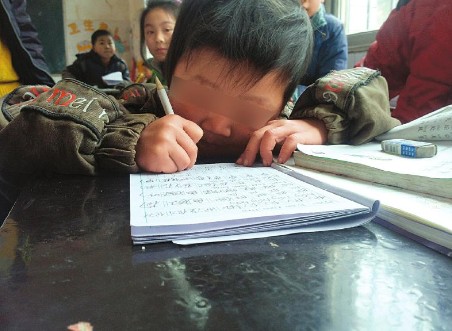 คุณพ่ออุ้มลูกพิการขี่คอไปโรงเรียน