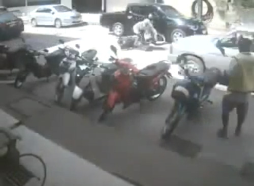 คลิปเปิดประตูรถควรระวัง