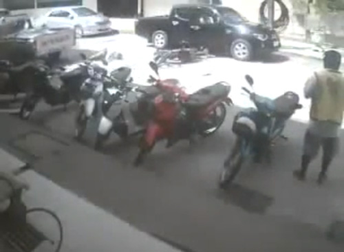 คลิปเปิดประตูรถควรระวัง