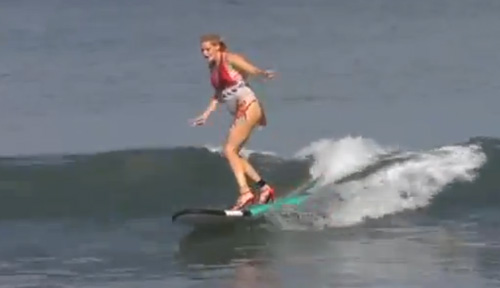 การเล่นกระดานโต้คลื่นด้วยการสวมรองเท้าส้นสูง