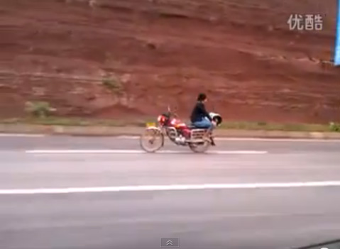 คลิปนั่งหันหลังขับมอเตอร์ไซต์