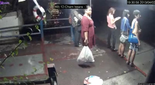 คลิปสึนามิคลองแสนแสบ เรือซิ่งแข่งกันจนคนล้มกลิ้ง