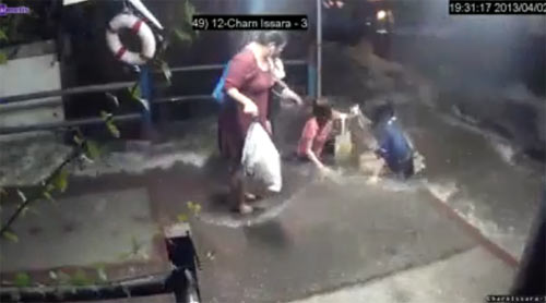 คลิปสึนามิคลองแสนแสบ เรือซิ่งแข่งกันจนคนล้มกลิ้ง