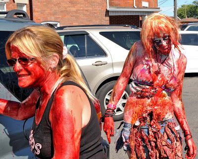 แคนาดาจัดบริการล้างรถกับศพเดินได้