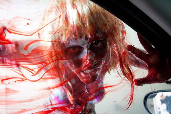 แคนาดาจัดบริการล้างรถกับศพเดินได้