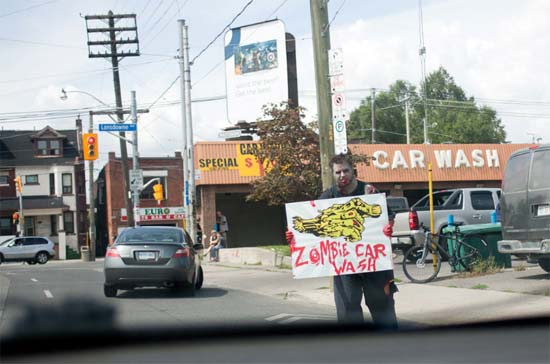 แคนาดาจัดบริการล้างรถกับศพเดินได้