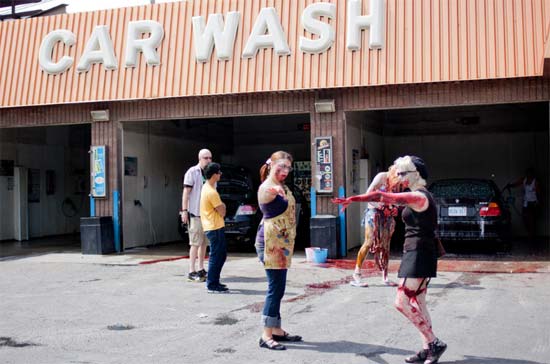 แคนาดาจัดบริการล้างรถกับศพเดินได้