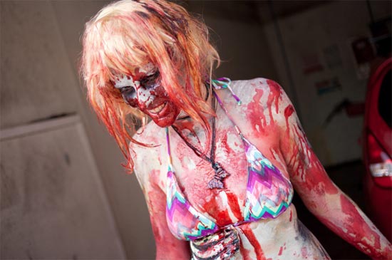 แคนาดาจัดบริการล้างรถกับศพเดินได้