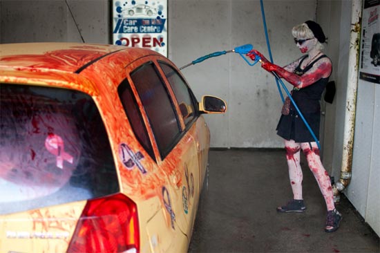 แคนาดาจัดบริการล้างรถกับศพเดินได้