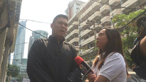 บุตรชาย พล.ต.อ. สล้าง รับศพบิดาจากนิติเวชฯ 