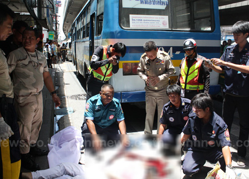 หญิงใจบุญสะดุดล้มขณะขึ้นรถเมล์ 104 ถูกทับหัวเละ