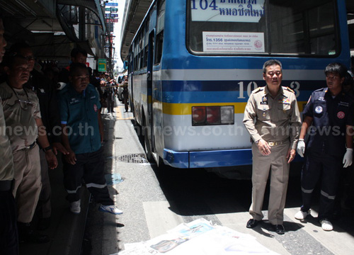 หญิงใจบุญสะดุดล้มขณะขึ้นรถเมล์ 104 ถูกทับหัวเละ