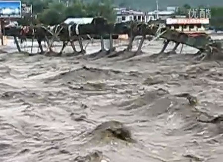 ปักกิ่งอ่วม! น้ำท่วมหนัก ซัดสะพานเหล็กถล่ม