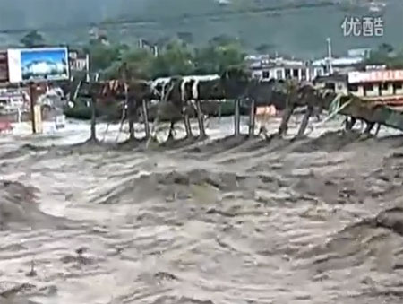 ปักกิ่งอ่วม! น้ำท่วมหนัก ซัดสะพานเหล็กถล่ม