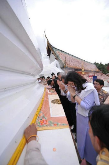 ยิ่งลักษณ์ เหยียบฐานพระธาตุ
