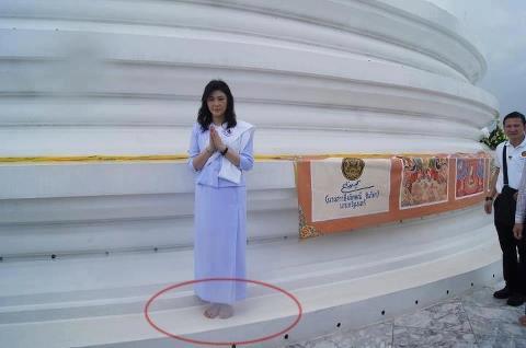 ยิ่งลักษณ์ เหยียบฐานพระธาตุ