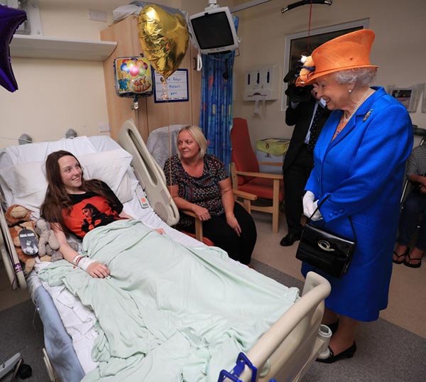 ควีนเอลิซาเบธ เสด็จฯ เยี่ยมผู้บาดเจ็บจากเหตุระเบิดกลางคอนเสิร์ต  