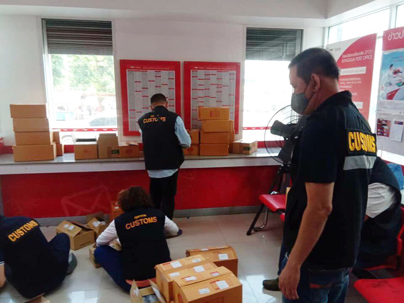 ไปรษณีย์แกะกล่องพัสดุ