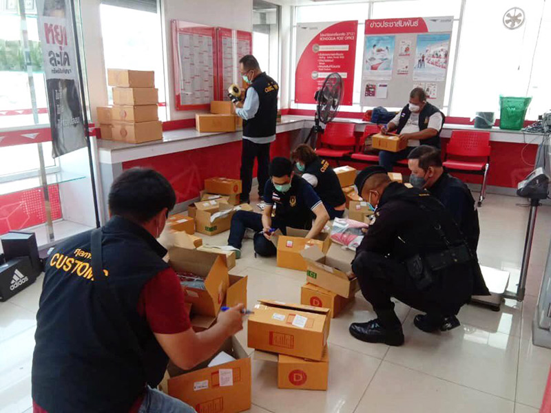 ไปรษณีย์แกะกล่องพัสดุ