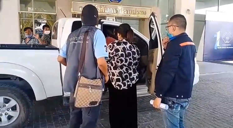 ปลอมเฟซบุ๊ก